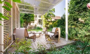 Pergola moderne dans jardin soigné