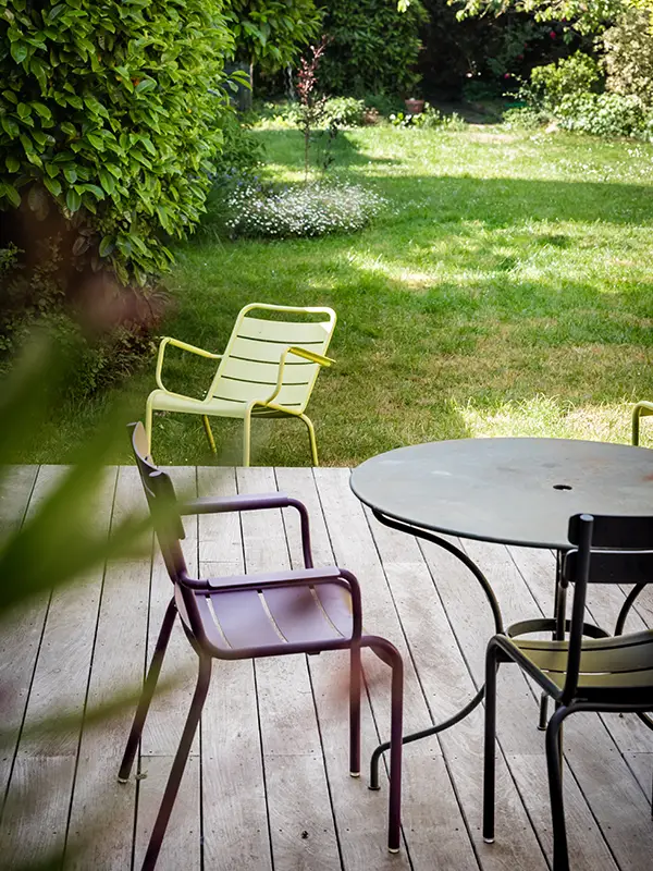 Terrasse bois et mobilier de couleur