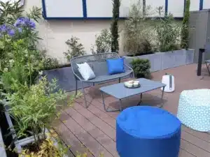 Aménagement d'un toit terrasse aux tonalités bleu