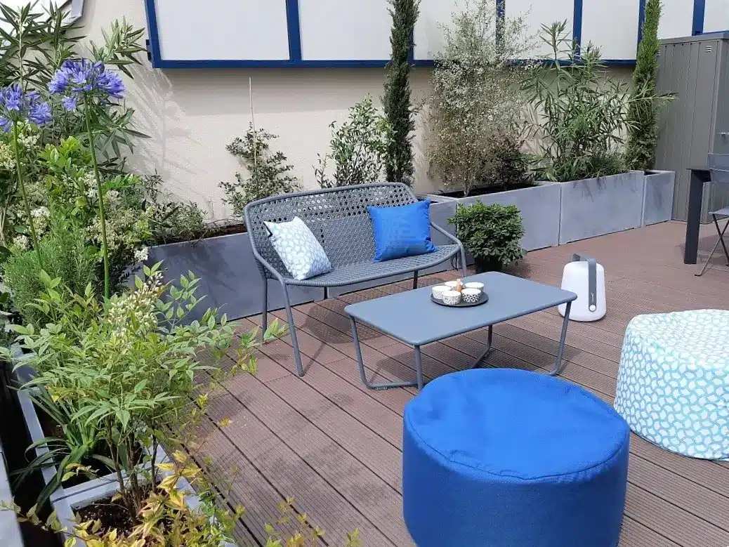 Aménagement d'un toit terrasse aux tonalités bleu