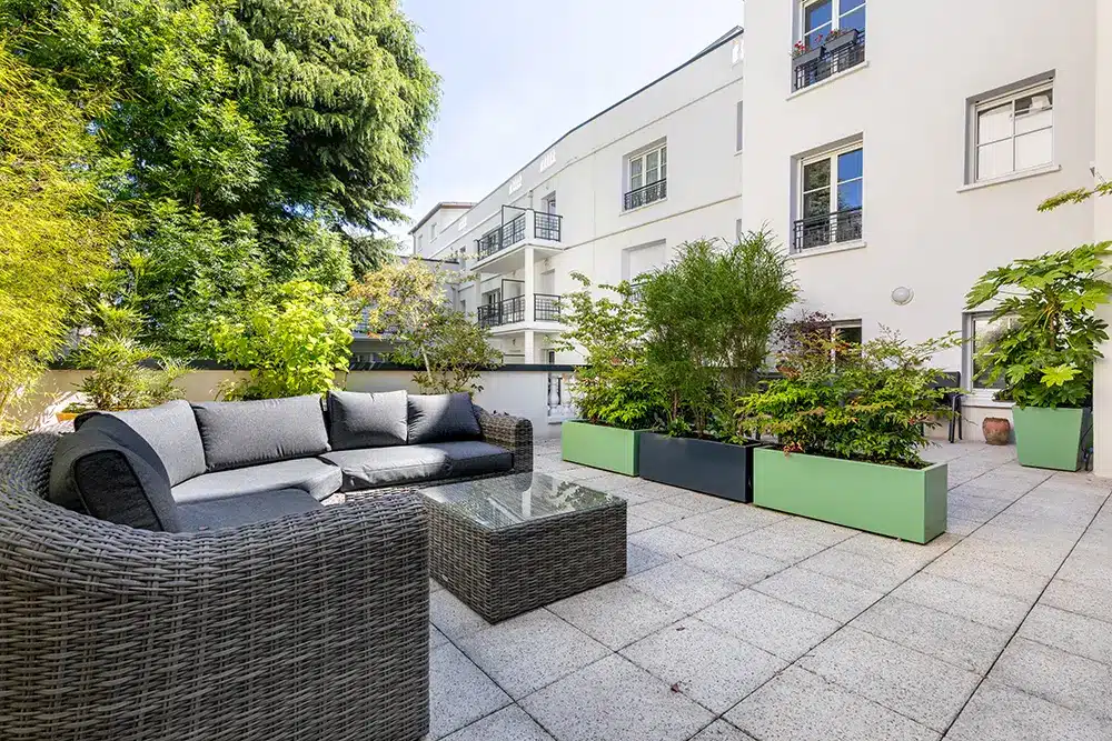 Espace détente sur un toit terrasse où la couleur des bacs participe au bien-être