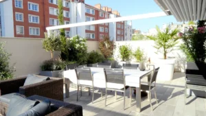 Espace repas sur terrasse végétalisée