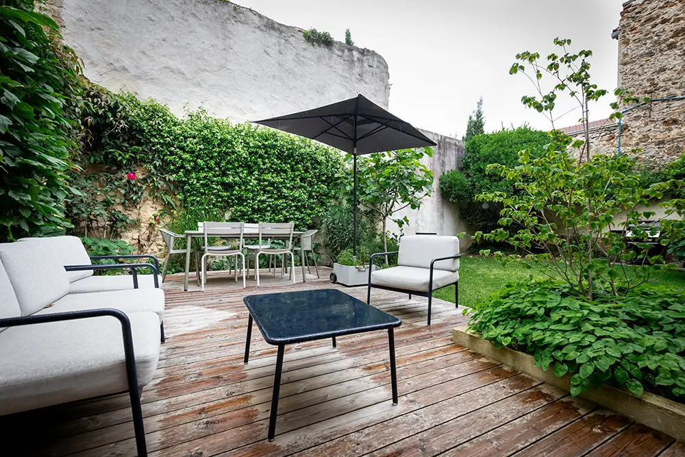 Jardinet avec sa terrasse bois en thermopin