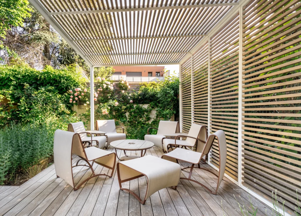 Pergola bois et métal design surplombant une terrasse bois