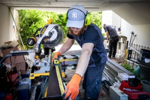 Collaborateurs d'Apex réalisant une terrasse en bois
