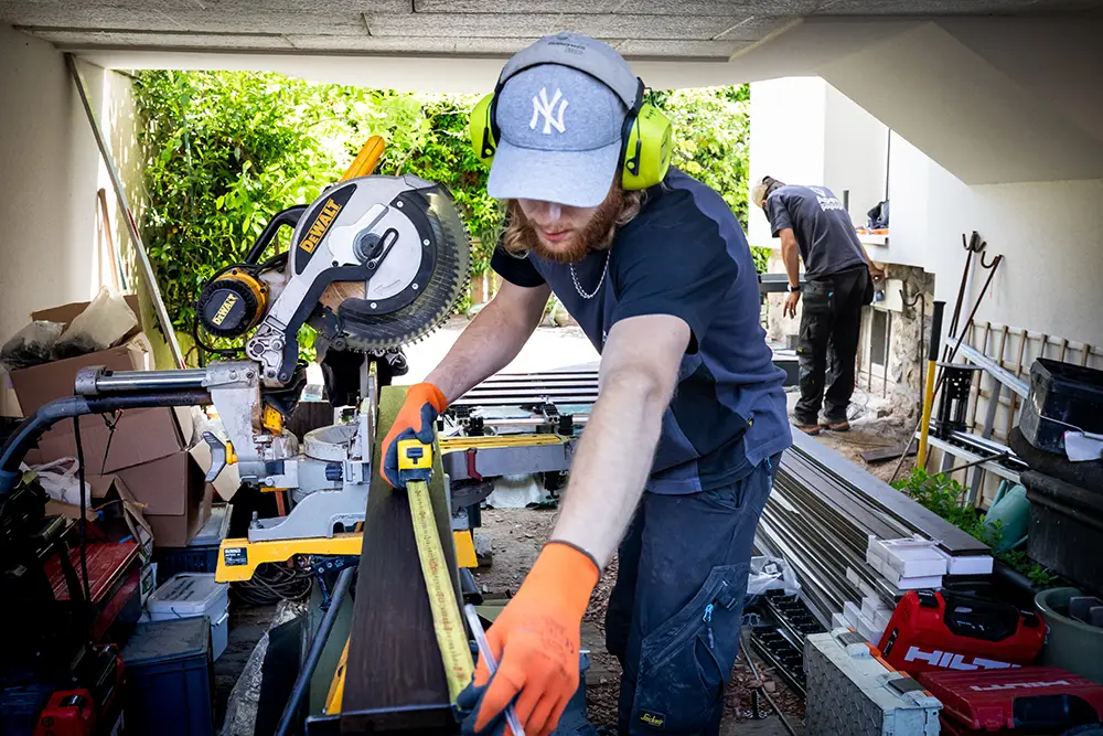 Collaborateurs d'Apex réalisant une terrasse en bois
