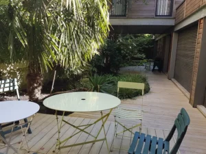 Terrasse bois sur 2 niveaux intégrant un tracé en courbe