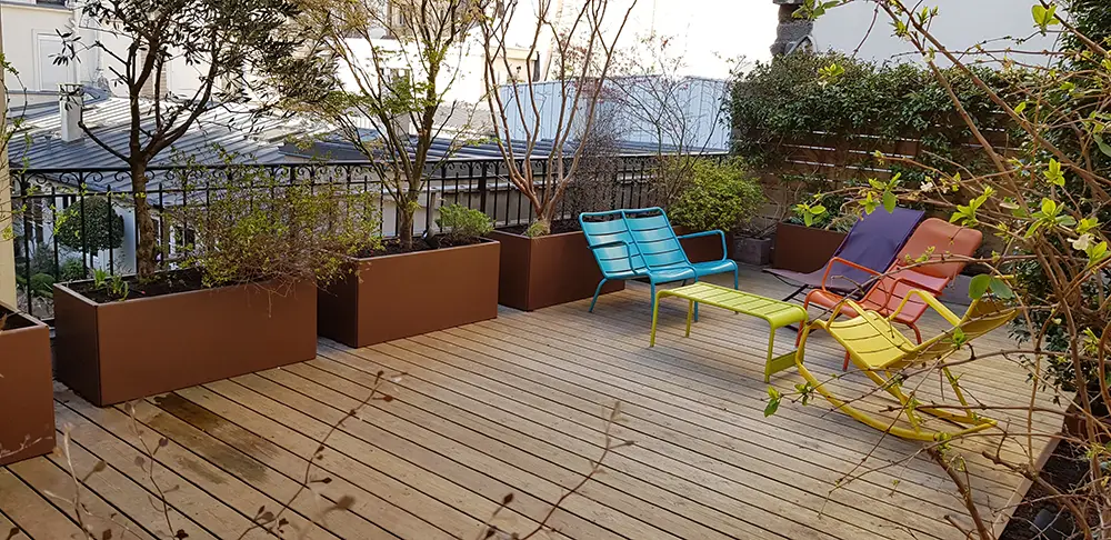 Terrasse bois bac aluminium marron et mobilier coloré