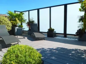 Terrasse bois sur toit terrasse transat et palmier