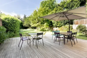 Terrasse bois spacieuse avec vue sur jardin