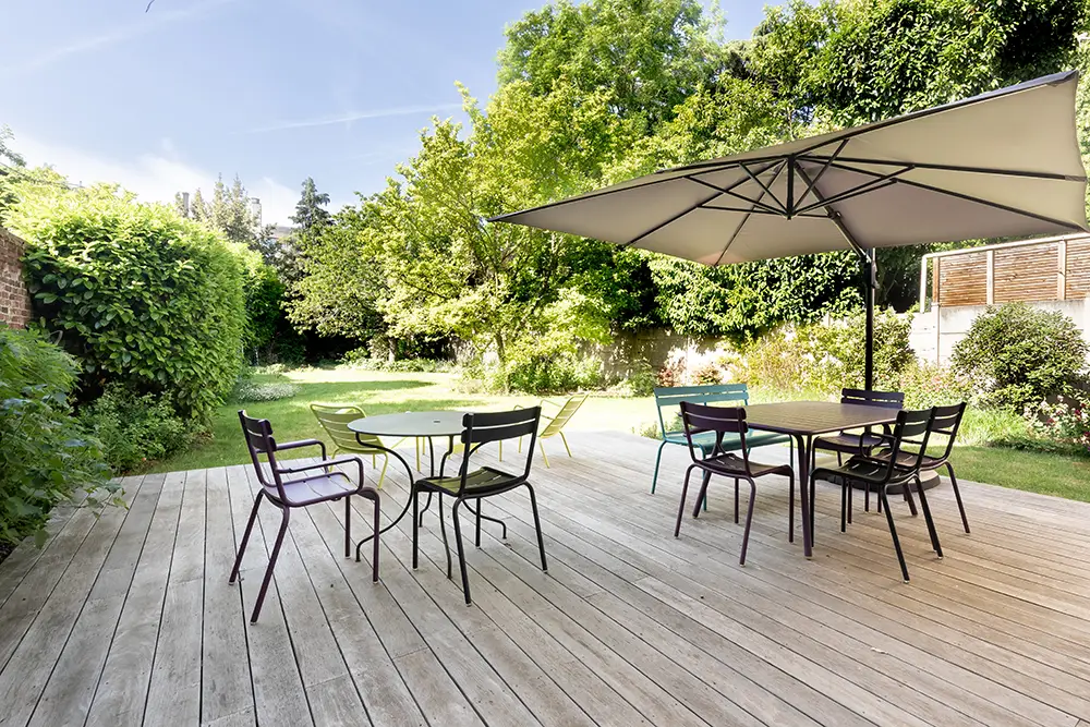 Terrasse bois spacieuse avec vue sur jardin
