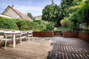 Terrasse en moso et son muret de soutènement en acier corten